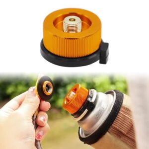 Vielseitiger Gasflaschenadapter in leuchtendem Orange für Camping- und Outdoor-Aktivitäten, abgebildet in der Hand eines Nutzers, während er auf eine Gaskartusche geschraubt wird.