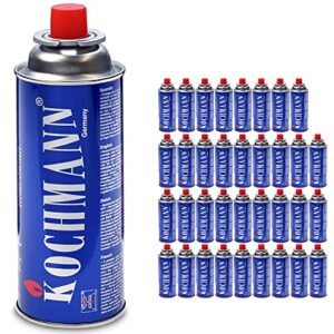 12 Gaskartuschen mit 227g im Set, geeignet für Camping und Outdoor-Aktivitäten, präsentiert in einer großen Dose und mehreren kleineren Dosen auf weißem Hintergrund.