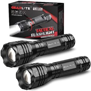 Zwei GEARLITE LED Taschenlampen in robuster Verpackung, Aluminiumgehäuse, extrem hell mit 4000 Lumen, IP65 wasserdicht, ideal für Outdoor-Aktivitäten und Notfälle.