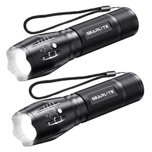 Zwei GEARLITE LED Taschenlampen mit 2000 Lumen, robustem Design, zoomfähigem Lichtstrahl und fünf Betriebsmodi, ideal für Outdoor-Aktivitäten.