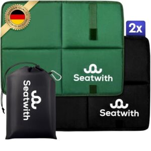 Zwei wetterfeste Gedächtnisschaum Sitzkissen für Outdoor-Aktivitäten, in Schwarz und Grün, gefaltet in einer praktischen Tragetasche.