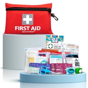 General Medi Erste Hilfe Set in rot, 92-teiliges Premium Erste-Hilfe-Set für Notfallsituationen im Haus, Auto, auf Reisen und beim Sport, präsentiert auf einem hellen Podest.