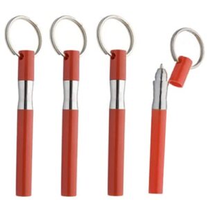 Set von vier kompakten Mini-Kugelschreibern in rot mit Schlüsselringen für Geocaching und Outdoor-Aktivitäten, robustes Design mit fest sitzendem Verschluss und blauer Schriftfarbe.