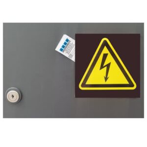 Warnhinweis Schild für Geocaching, das auf elektrische Gefahren hinweist, mit einem gelben Dreieck und Blitzsymbol, ideal für städtische Verstecke.
