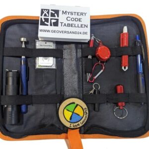 Das 12-teilige Geocaching Anfänger Set in einer praktischen Tasche, die Schreibgeräte, Werkzeuge und Accessoires für Geocaching-Abenteuer organisiert präsentiert.