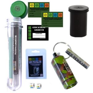 Geocaching Paket mit verschiedenen Verstecken und Zubehör für die Schatzsuche, inklusive Logbuch, Logstreifen und wetterfesten Behältern.