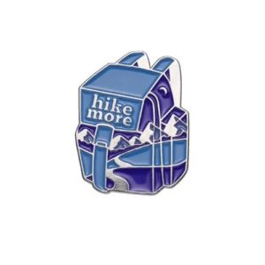 Metall Pin Rucksack Anstecker für Geocaching und Wandern, ca. 2,5 cm Durchmesser mit Sicherheitsnadel, ideales Geschenk und Tauschgegenstand für Outdoor-Enthusiasten.