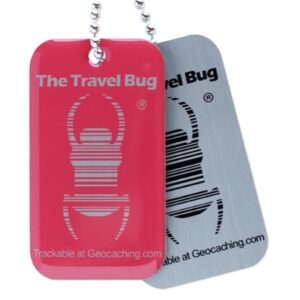 Geocaching Travel Bug QR Code in Pink und silbernen Anhänger auf Kette, ideal für Schatzsuche und Outdoor-Abenteuer. Der pinke Anhänger zeigt einen Käfer und den Schriftzug 'The Travel Bug'.