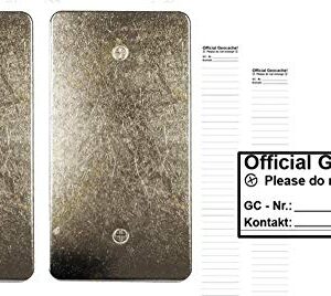 Zwei magnetische Metallplatten für Geocaching, mit bläulich glänzender Oberfläche und einem Hinweisbereich für Informationen wie die GC-Nummer.
