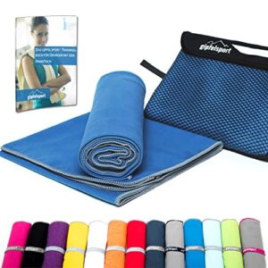 Mikrofaser Handtuch Set in Blau auf einem Tisch, ideal für Sport, Strand und Reisen, zeigt ein aufgerolltes und ein ausgebreitetes Handtuch neben einem Trainingsbuch und einer Tragetasche.
