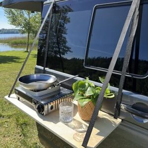 GLAMPTRAY Camping-Van Hängetisch aus Holz, montiert an einem Wohnmobil, bietet praktisch Platz für Kochutensilien und Getränke in einer malerischen Naturlandschaft.