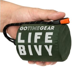 Go Time Gear Life Bivy Biwaksack in dunkelgrün, ultraleicht und wasserdicht, ideal für Outdoor-Abenteuer, Überleben und Notfälle.
