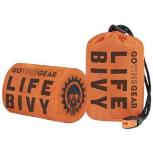 Zwei orangefarbene Notfall-Bivytaschen mit dem Aufdruck 'LIFE BIVY', Teil der Outdoor-Ausrüstung, konzipiert für Schutz in Extremsituationen. Eine Tasche ist geöffnet mit Zugverschluss und Klemme.