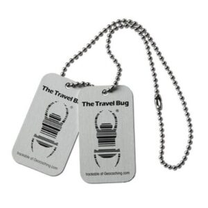 Groundspeak Geocaching Travel Bug Dog Tag mit Tracking-Funktion für Abenteuer im Freien, abgerundet in silbernem Design.