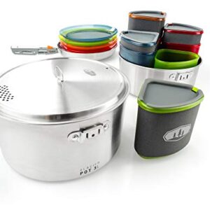 GSI 68181 Outdoor-Küchen-Set aus Edelstahl, ideal für Camping und Outdoor-Aktivitäten, präsentiert mit farbigen Behältern und Kochutensilien.