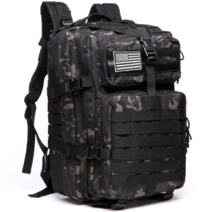 GUJOIN 50L taktischer Nylon Rucksack in dunklem Tarnmuster, ideal für Outdoor-Aktivitäten wie Angeln, Jagen und Camping. Robustes, wasserdichtes Design mit mehreren Fächern und MOLLE-Schlaufen.