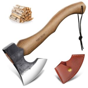 Handgeschmiedete Axt mit ergonomischem Holzgriff und scharfer Klinge, ideal zum Holzspalten und Camping, präsentiert auf rustikalem Hintergrund.