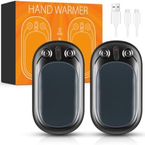 Zwei wiederverwendbare elektrische Handwärmer im modernen Design, ideal für kalte Tage, mit roten Knöpfen zur Temperaturregulierung und USB-Ladeanschluss, auf einem Hintergrund mit leuchtend orangefarbener Verpackung.