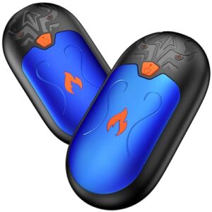 Zwei ergonomische und tragbare Handwärmer in Blau mit orangefarbenem Flammenmuster, ideal für kalte Tage und Outdoor-Aktivitäten, wiederaufladbar mit 8000mAh Kapazität.