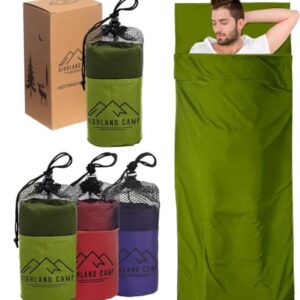Highland Camp Hüttenschlafsack in grün, verbreitet in einer naturnahen Camping-Szene mit einer entspannten Person, umgeben von weiteren verpackten Schlafsäcken und einer minimalistischen braunen Verpackung.