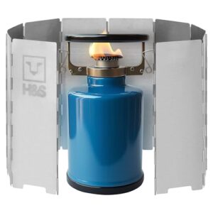 H&S Windschutz für Gaskocher in einer Outdoor-Umgebung zeigt ein effektives Camping Zubehör, das Windschutz und Stabilität beim Kochen im Freien bietet.