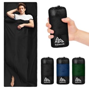 Ultraleichter Hüttenschlafsack aus Baumwolle in Schwarz, ideal für Camping und Reisen, mit einer Person, die darin schläft.