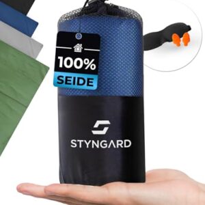Ultraleichter Hüttenschlafsack aus 100% Seide in kompaktem Design, perfekt für Reisen, mit atmungsaktivem Netzmaterial und praktischem Verschluss. Farbe Blau und Schwarz.