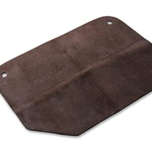 Hultafors Trekkers Little Helper Forsberg aus hochwertigem Echtleder, rechteckige Matte mit glatter Textur und praktischen Befestigungslöchern, ideal für Outdoor-Aktivitäten und als Unterlage beim Schnitzen oder für Lagerfeuer.