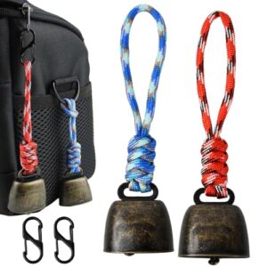 Zwei rustikale Metallglöckchen an bunten Schnüren, ideal für Outdoor-Aktivitäten und Haustiersicherheit.