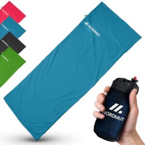 NORDMUT Hüttenschlafsack aus Mikrofaser in Türkis, ultraleicht und atmungsaktiv, ideal für Camping und Outdoor-Aktivitäten. Im Hintergrund verschiedene Farben des Schlafsacks und eine Hand hält den komprimierten Beutel.