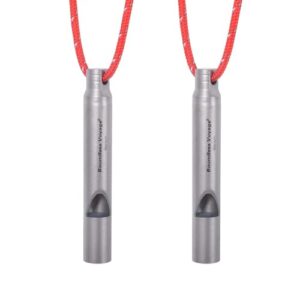 Zwei Titan Pfeifen für Outdoor Aktivitäten, ideal zum Camping, Wandern und Notfällen, mit rotem Schlüsselband für einfache Tragbarkeit.