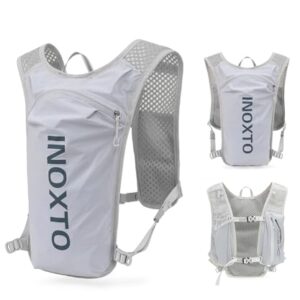 Leichter INOXTO Laufrucksack in Hellgrau und Dunkelblau, ideal für Outdoor-Aktivitäten wie Wandern, Radfahren und Bergsteigen, mit mehreren Taschen für optimale Aufbewahrung und reflektierenden Streifen für Sicherheit bei Nacht.