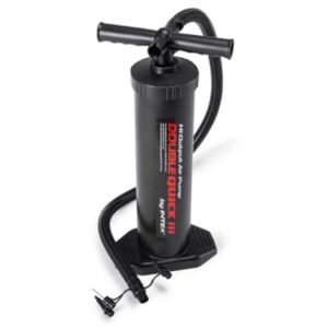 Intex Hochleistungshandpumpe in Schwarz mit ergonomischem Design, ideal zum schnellen Aufblasen von Luftmatratzen und Spielsachen für Freizeitaktivitäten.