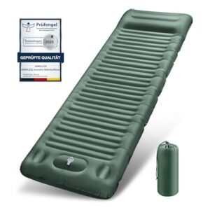 Selbstaufblasende Isomatte in olivgrünem Farbton, mit horizontalen Rillen für Komfort und Stabilität, ideal für Camping und Outdoor-Aktivitäten.