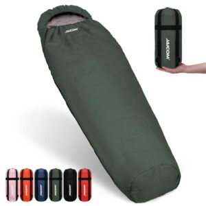 Ultraleichter Mumienschlafsack für Erwachsene im komprimierten Zustand, ideal für Outdoor, Camping und Trekking in Olivgrün.