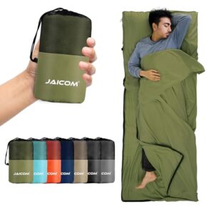 Ultraleichter Hüttenschlafsack aus Mikrofaser für Reisen, dargestellt mit einer kompakten Verpackung und einem schlafenden Mann auf einer Decke, ideal für Rucksacktourismus und Camping.