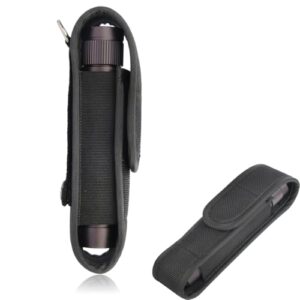 Nylon Taschenlampe Holster für Outdoor Aktivitäten wie Jagd, Camping und Wandern, zeigt eine schwarze Schutzhülle aus strapazierfähigem Material mit einer Taschenlampe.