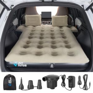 Beige Auto Matratze im Kofferraum eines Fahrzeugs, inklusive zwei aufblasbarer Kissen und elektrischer Luftpumpe für maximalen Schlafkomfort beim Reisen oder Campen.