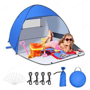 Blaues Pop-Up Zelt am Strand mit einem Kind auf einer bunten Decke, inklusive Spielzeug und Zubehör, ideal für sonnige Tage im Freien, bietet UV-Schutz und ist einfach transportierbar.