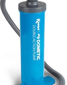 Kampa Dometic Double Action manuelle Pumpe in blauer Farbe - effiziente Pumpe für Luftmatratzen und Boote mit robustem Aluminiumschaft und flexiblen Anschlüssen.