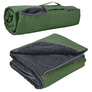 Kato Tirrinia wasserdichte Campingdecke in olivgrüner Außenhülle, zusammengewickelt mit robustem Tragegriff, ideal für Outdoor-Aktivitäten wie Camping und Picknick.