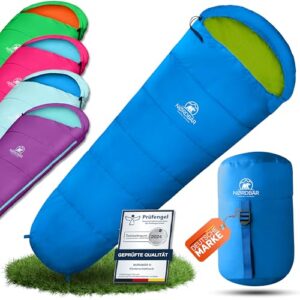 Blauer Kinderschlafsack in Mumienschlafsack-Form aus 100% Baumwolle mit grünem Innenfutter, ideal für Kinder bis 150 cm Körpergröße, auf einem Rasen hinterlegt.
