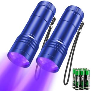 Zwei identische kizplays UV Taschenlampen in metallischem Blau mit 12 LEDs und UV Licht für Geocaching und Heimtierurindetektoren.