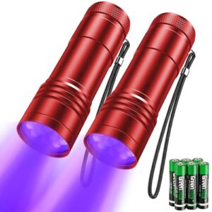Zwei rote UV Taschenlampen mit 12 LEDs, die intensiv violettes Licht ausstrahlen, ideal für Geocaching und das Auffinden von unsichtbaren Flecken. Die Mini-Taschenlampen sind tragbar und mit einem Trageband ausgestattet.