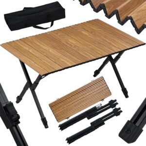 Klappbarer Gartentisch in Holzoptik mit höhenverstellbaren Beinen, stabiler Aluminiumstruktur und Tragetasche für einfache Mobilität bei Outdoor-Aktivitäten.
