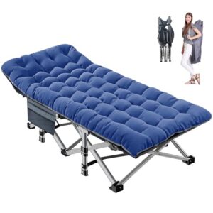 Klappbares Campingbett mit blauer Polsterung und stabiler Metallkonstruktion, geeignet für Outdoor-Aktivitäten und Camping, zeigt eine Person, die die Liege in einer Tragetasche transportiert.