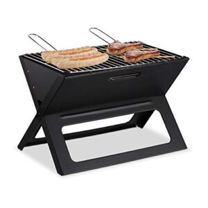 Kompakter Relaxdays Klappgrill in mattschwarzer Farbe, ideal für Picknick und Camping, mit Grillfläche und stabilen Griffen.