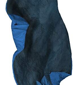 Klymit Versa Luxe verstaubare Campingdecke und Bettdecke in dunkelblau und schwarz, ideal für Outdoor-Aktivitäten und Komfort beim Schlafen im Freien.
