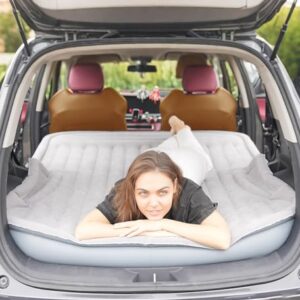 Aufblasbare KMZ Luftmatratze in einem SUV-Kofferraum mit einer jungen Frau, die entspannt darauf liegt, umgeben von einer grünen Umgebung, ideal für Camping und Outdoor-Aktivitäten.