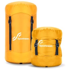 Ultraleichter und wasserfester Kompressionssack in leuchtendem Gelb für Outdoor-Aktivitäten, perfekt zur platzsparenden Aufbewahrung von Ausrüstung beim Camping und Reisen.